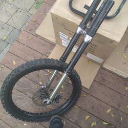 Surron forks in front rim!