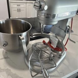 KitchenAid Classic Series 4.5 Quart Tilt-Head Stand Mixer for Sale in  Merced, CA - OfferUp