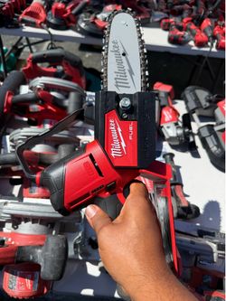 Milwaukee M12 FUEL HATCHET 6" Pruning Saw