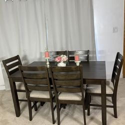 Handsome Ashley Furniture Dining Table & 6 Chairs With Slip Covers / Mesa Comedor Y 6 Sillas Con Fundas