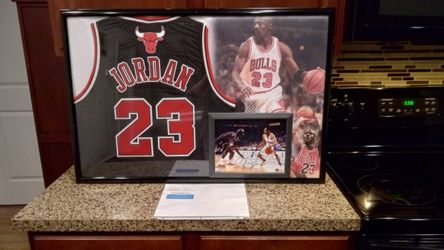MICHAEL JORDAN HOF WITH THE BULLS, STITCHED, BRANDED, AUTHENTIC FRAMED JERSEY, SIGNED PICTURE,COA.