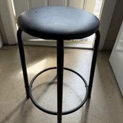 BLACK METAL STOOL WITH ROUND PADDED FAUX LEATHER SEAT