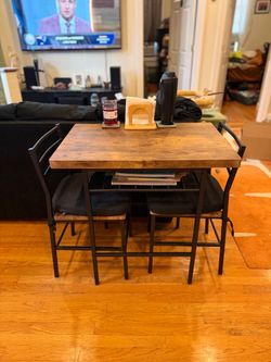Small kitchen Table and  2 chairs