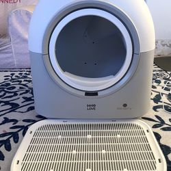 Self Cleaning Litter Box Smart Robot For Cats Like New
