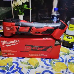 Milwaukee M18 18V Lithium-Ion Cordless Oscillating Multi-Tool (Tool-Only)
