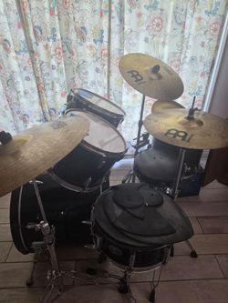 Black TAMA Imperialstar Drumset