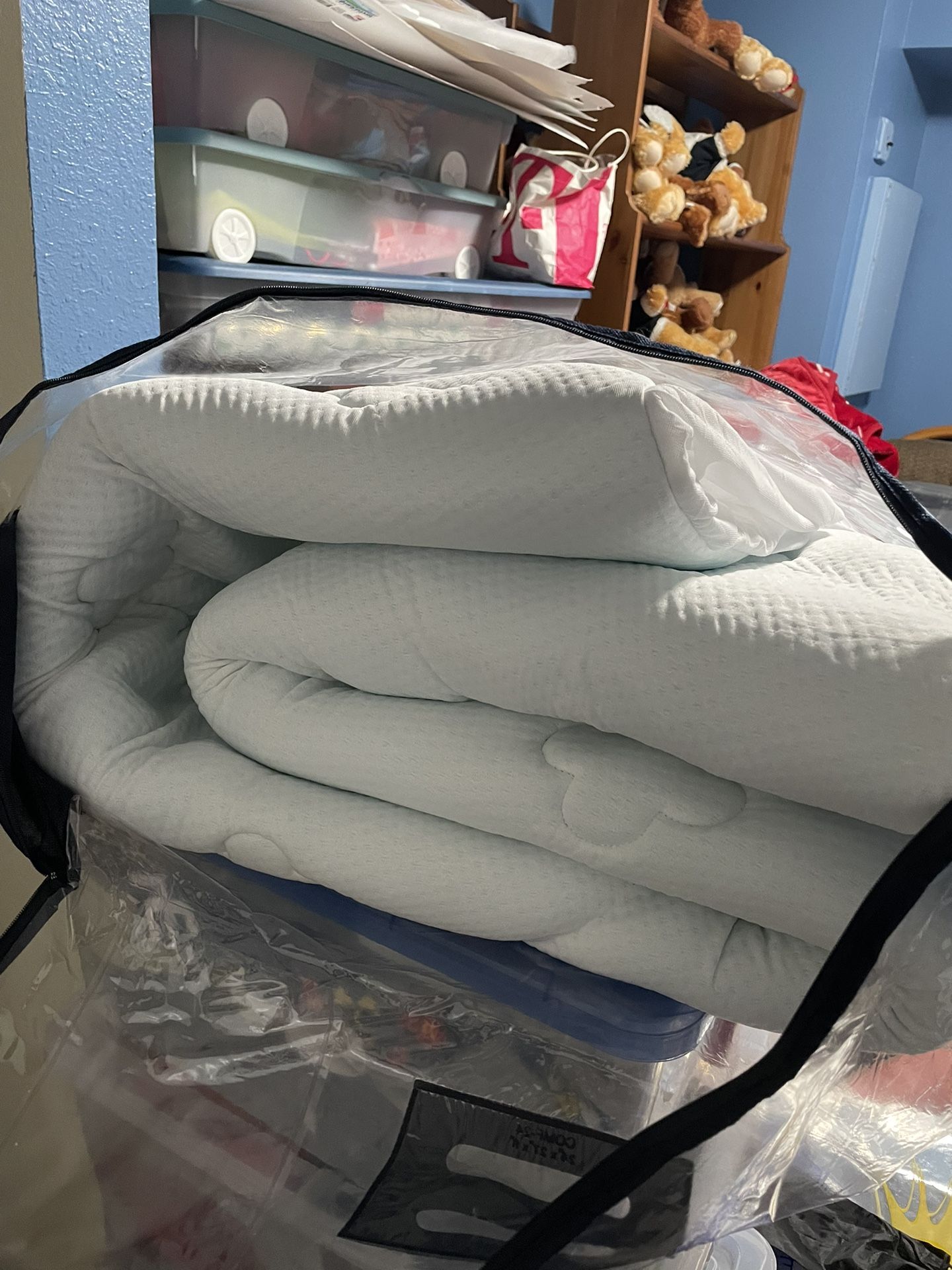 Twin XL/ Bedcover ( never used) and Sheet set