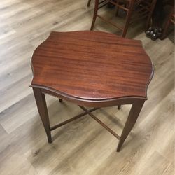 Small Mahogany End Table Very Nice And Good Condition