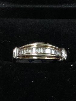 14 K GOLD LADY’s RING SET WITH DIAMOND BAGUETTES SIZE 8