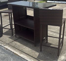 Mesa alta con 2 sillas tipo bar para exterior