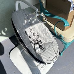 Mamaroo Baby Swing chair 