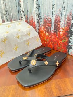 Lv black leather thong sandal 5.5