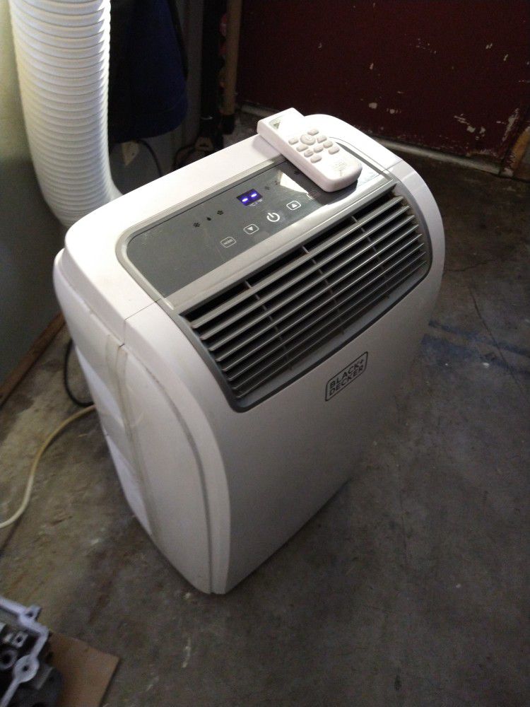 Black and decker 12k btu air conditioner / portable ac / a/c unit ( comes  complete with original hose and window kit) like new for Sale in Paramount,  CA - OfferUp