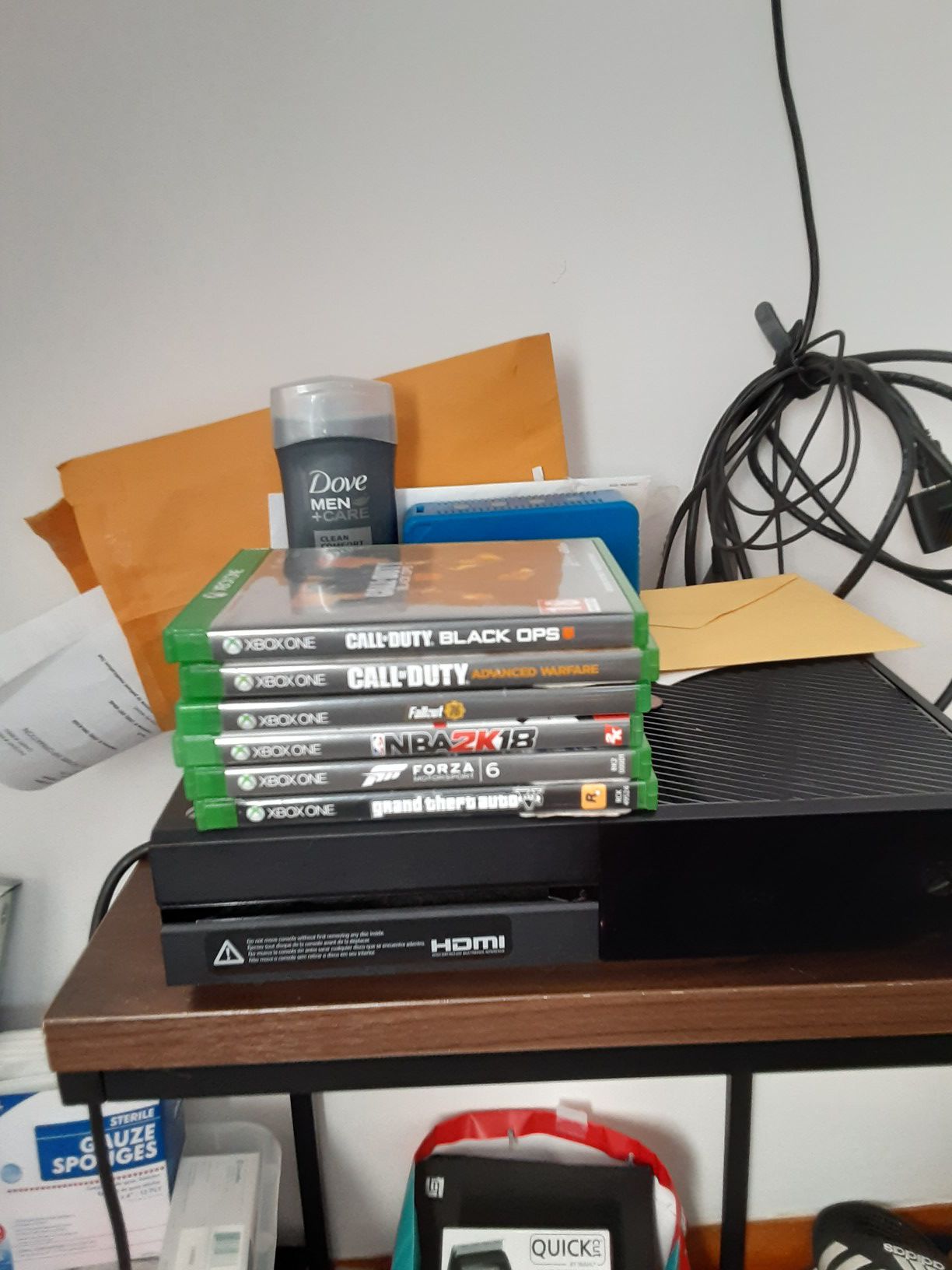Xbox one 500gb with one controller and 6 games...