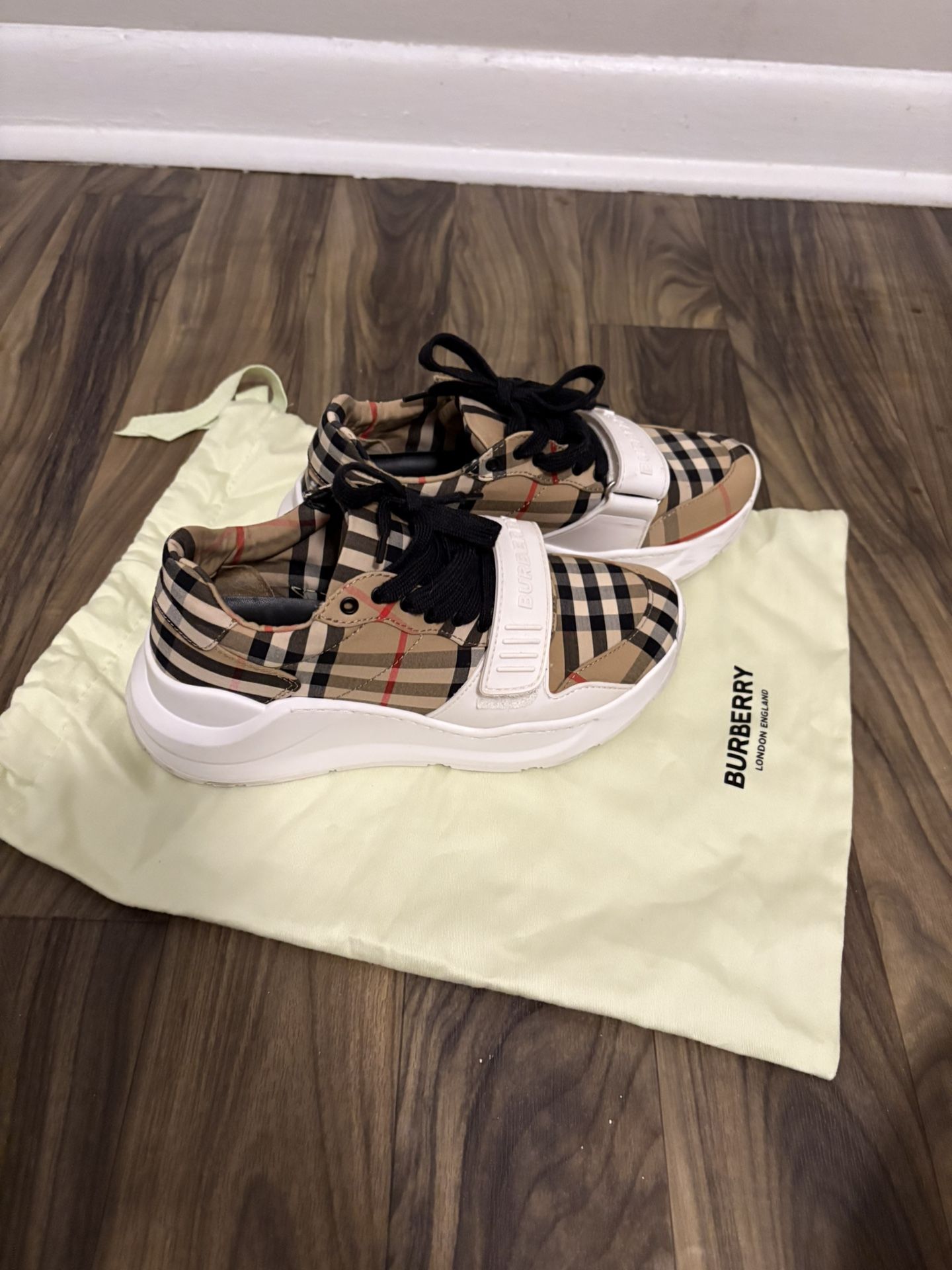 Women’s Burberry Shoes Like New 