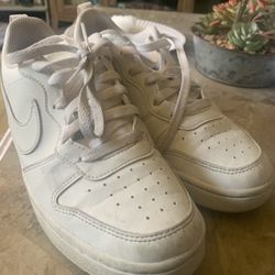 Like New White Nike Size 6.5 Youth