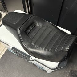 Stock FXDL Seat
