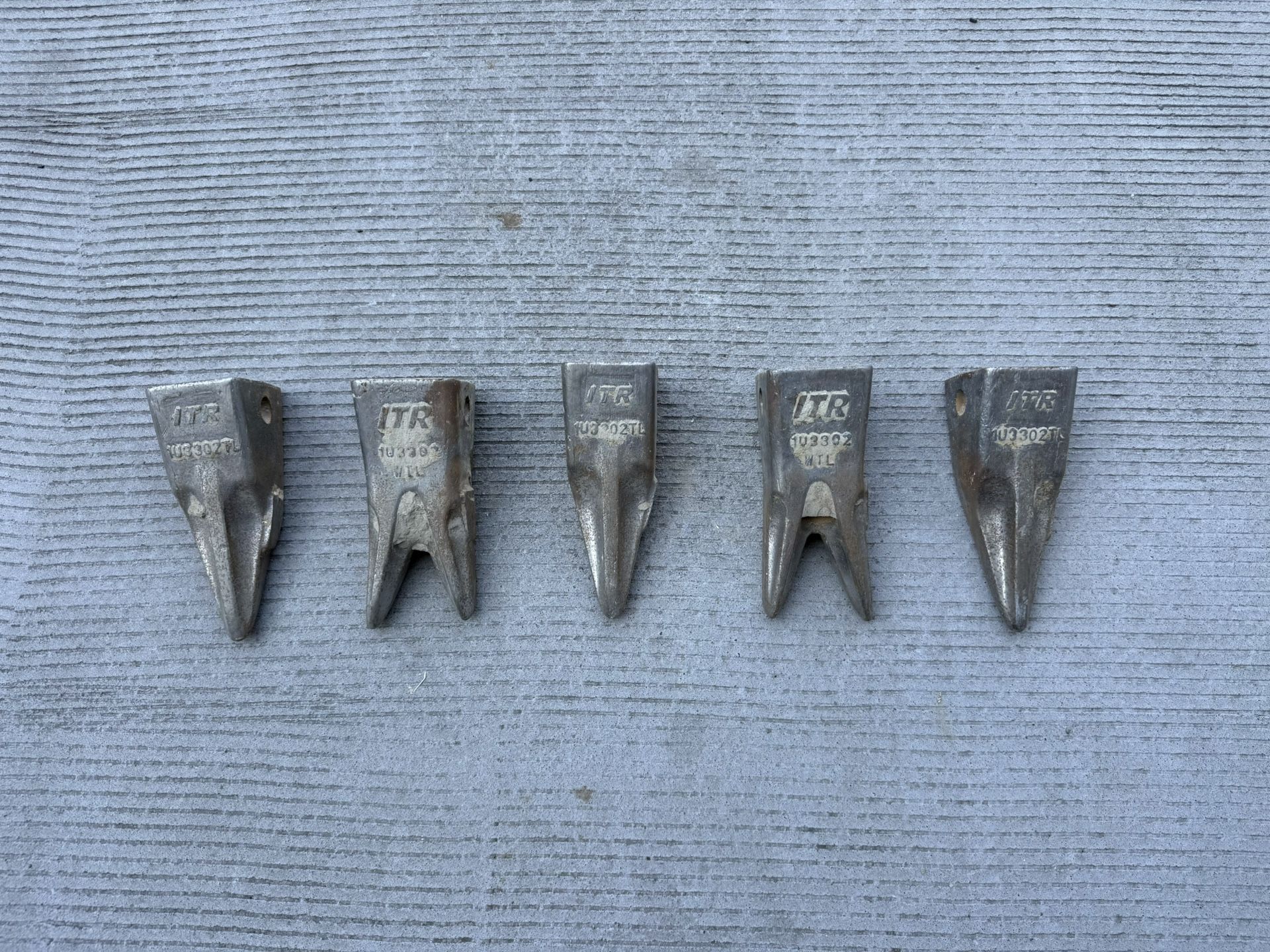 5 Excavator Bucket Tiger Teeth With Pins- Great Condition