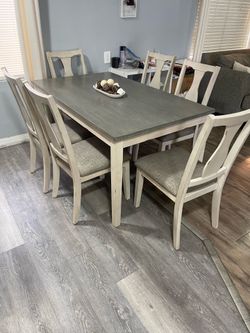 Beautiful Table + 6 Chairs — Excellent Condition