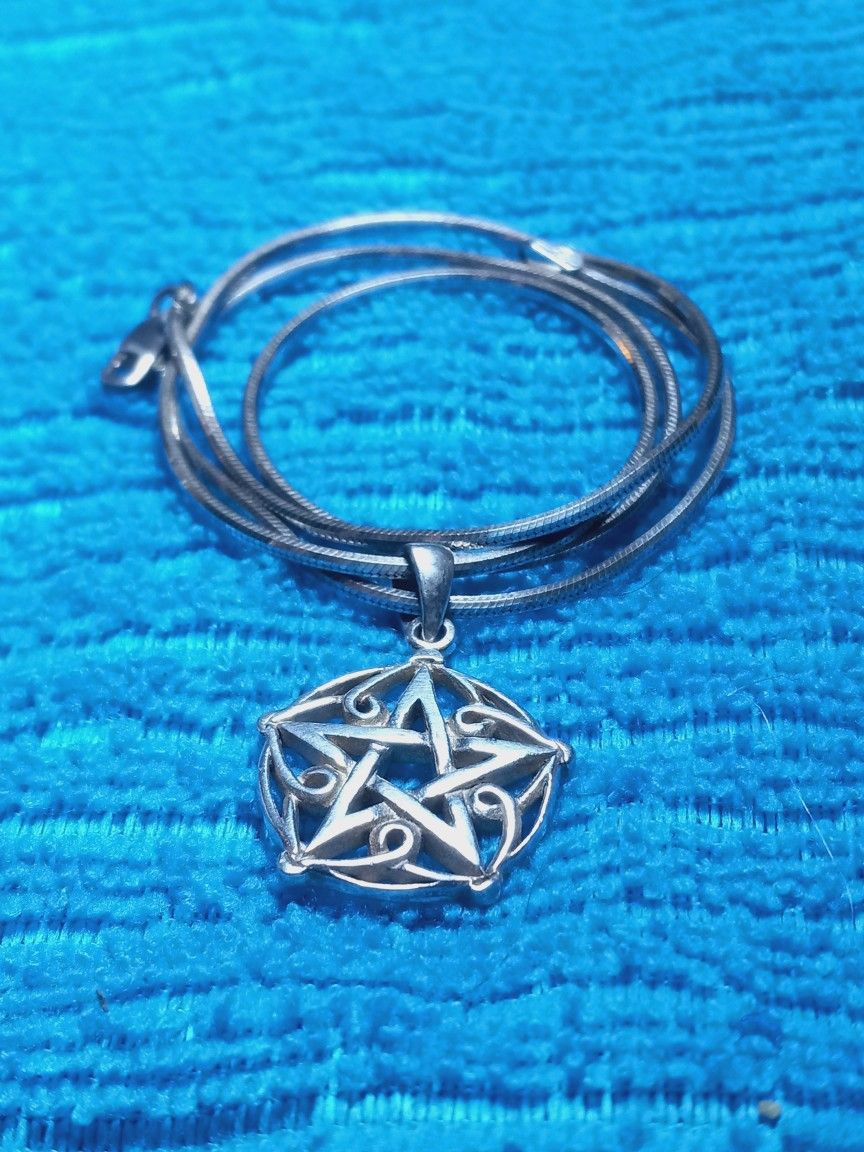 St.Silver Box Necklace 18" & Pendant .75"