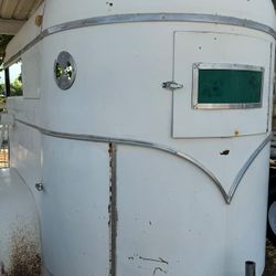 WW 2 horse straight load trailer