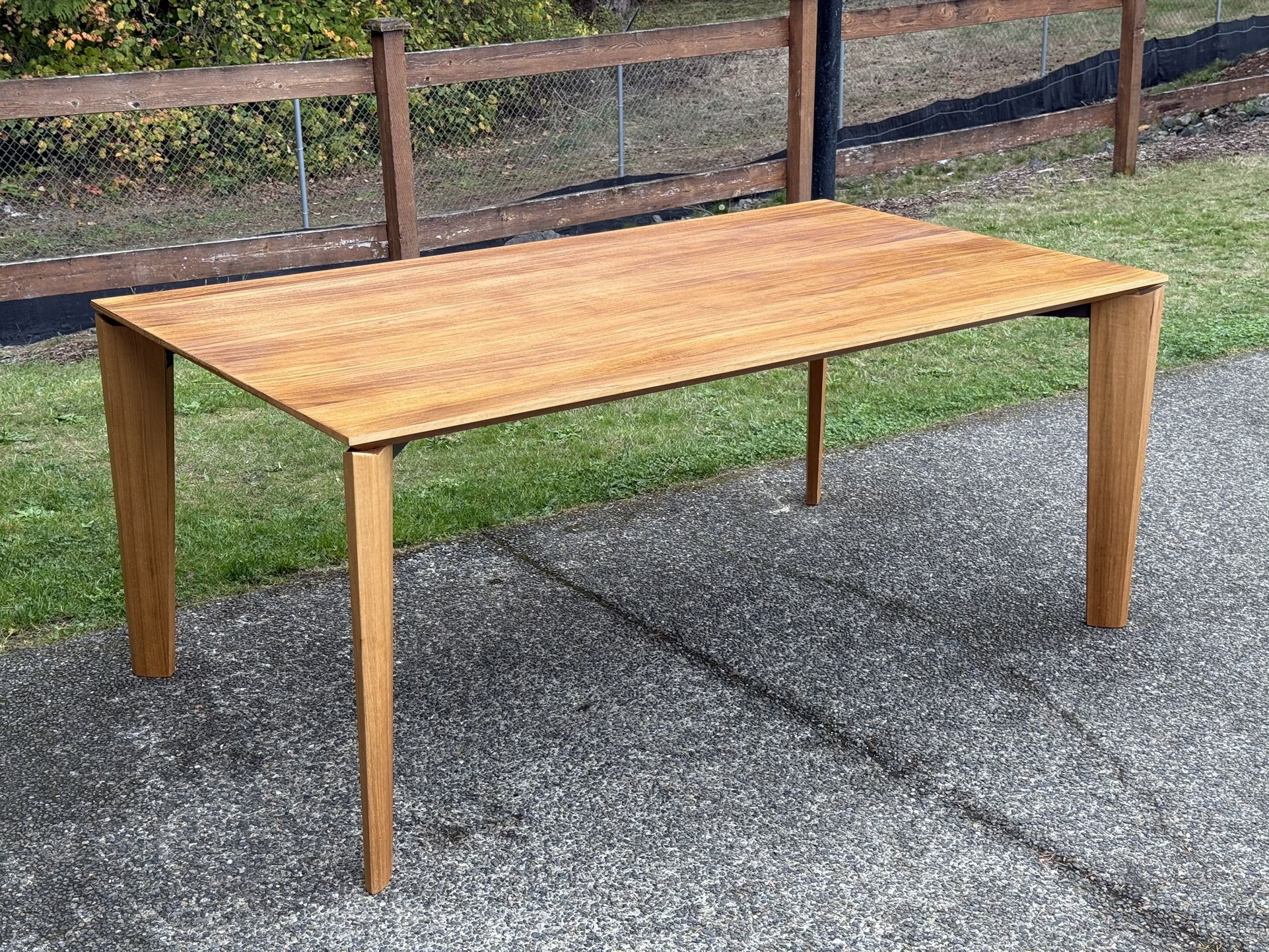 MCM Dania dining table