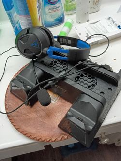 Ps4 charging station & turtle beach headphones