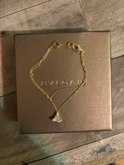 Divas' Dream 18 kt yellow gold bracelet with pendant set with a mother-of-pearl element