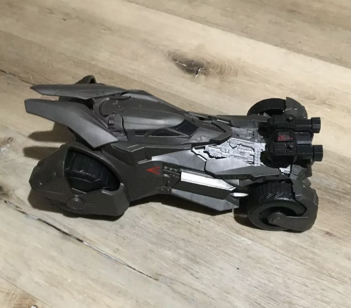 2015 Mattel DC Bat Mobile - Batman V.S Superman - Epic Strike Toy Car
