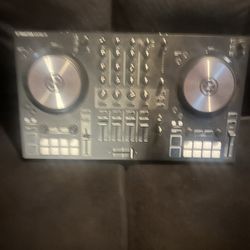 Traktor S3 DJ Controller