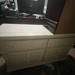 Broyhill Wood 6 Drawer dresser 