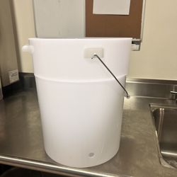 20 Quart Bucket With Spout