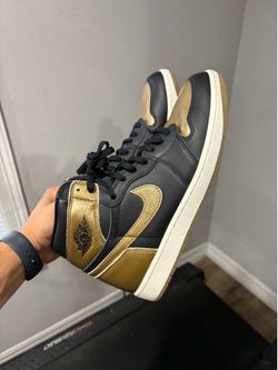 Jordan retro 1s gold size 12 men like  new