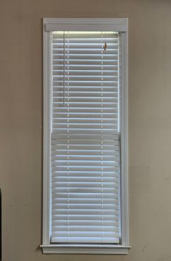 Home window Venetian blinds in all White with 2" inch slats. Includes valance and mounting brackets. 
Measures 22.5" inch wide/across x 6' feet tall/l