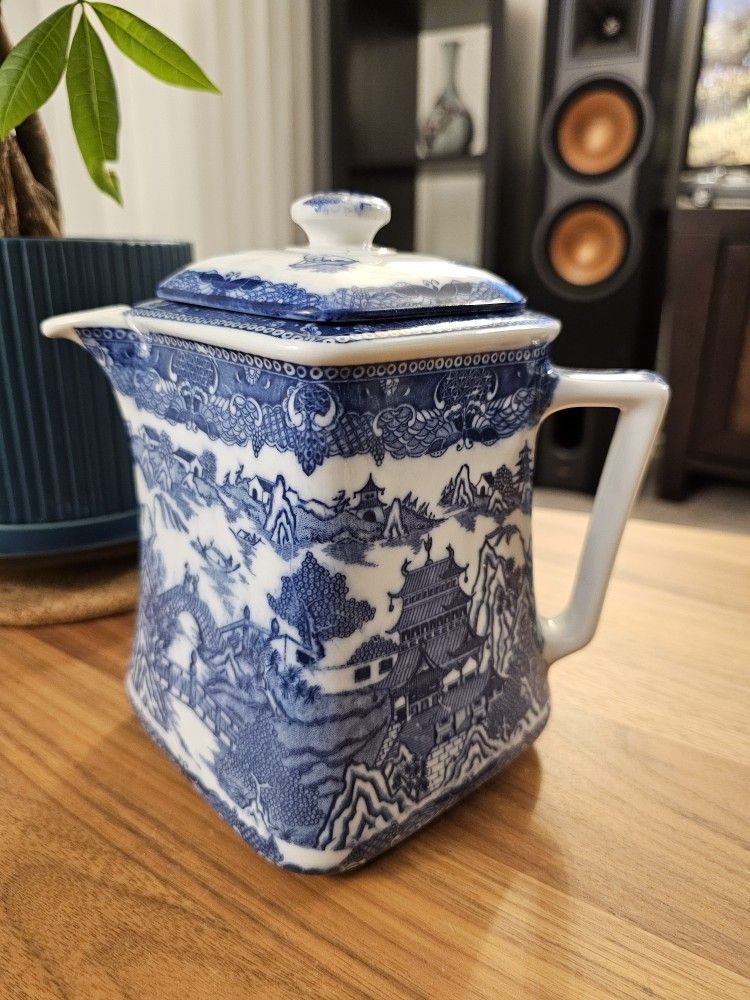 Blue Willow square teapot Rington's Tea / MINT