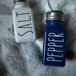 Farmhouse Salt and pepper shaker 