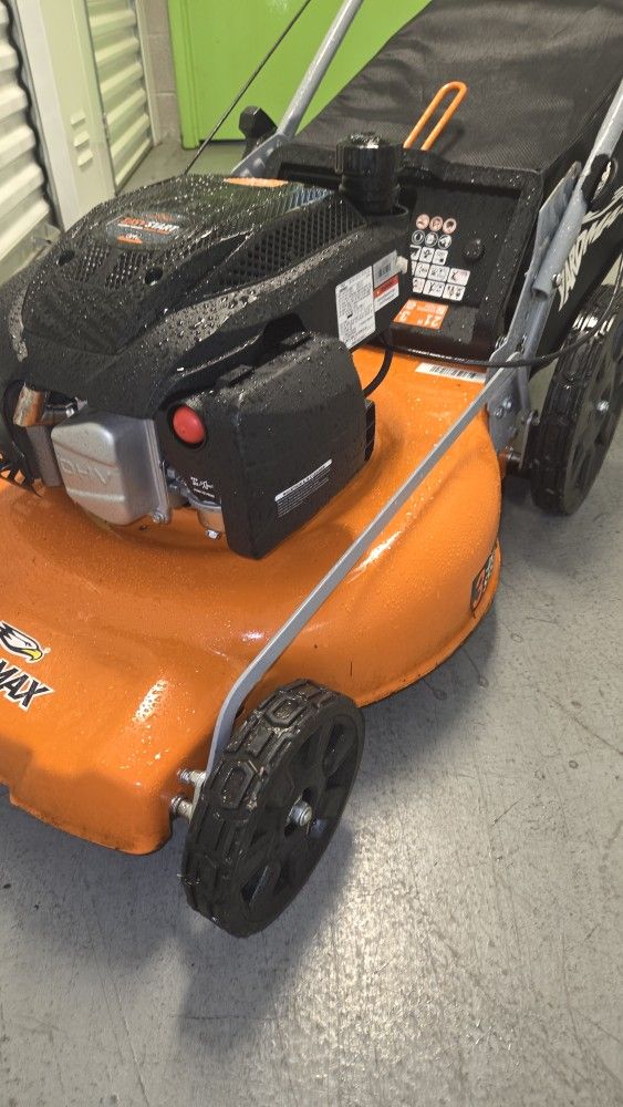 Almost New Lawnmower With Briggs And Stratton Motor And Bag 