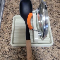 Lid and spoon holder for cooking