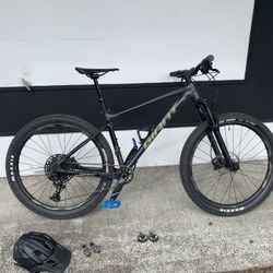Giant Fathom 1 Mountain Bike 