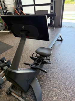 Peloton Row Rower with 23.8” Touchscreen – Excellent Condition