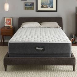LIKE NEW! Beautyrest Silver BRS900 15-inch Plush Pillow Top Mattress - King