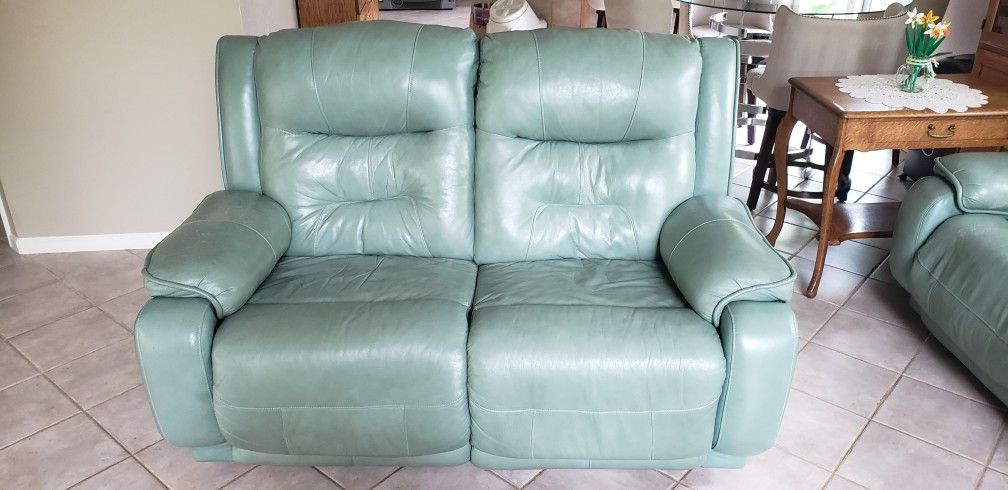 Electronic Reclining Loveseat