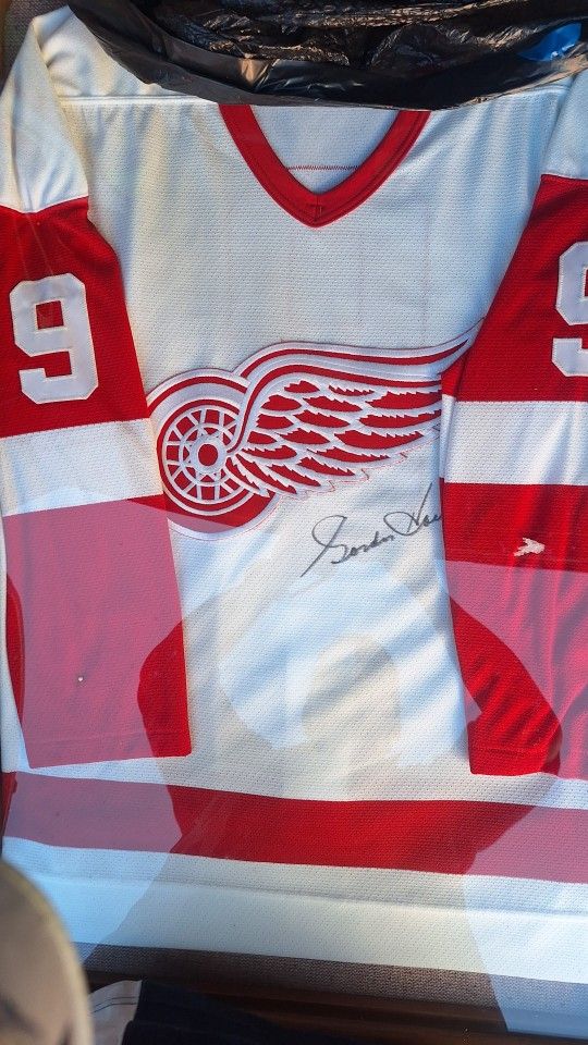 Autograph Gordie Howe Red Wing Hockey Jersey