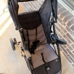 Baby stroller With Car seat And base Plus A Baby Bathtub Used Twice 