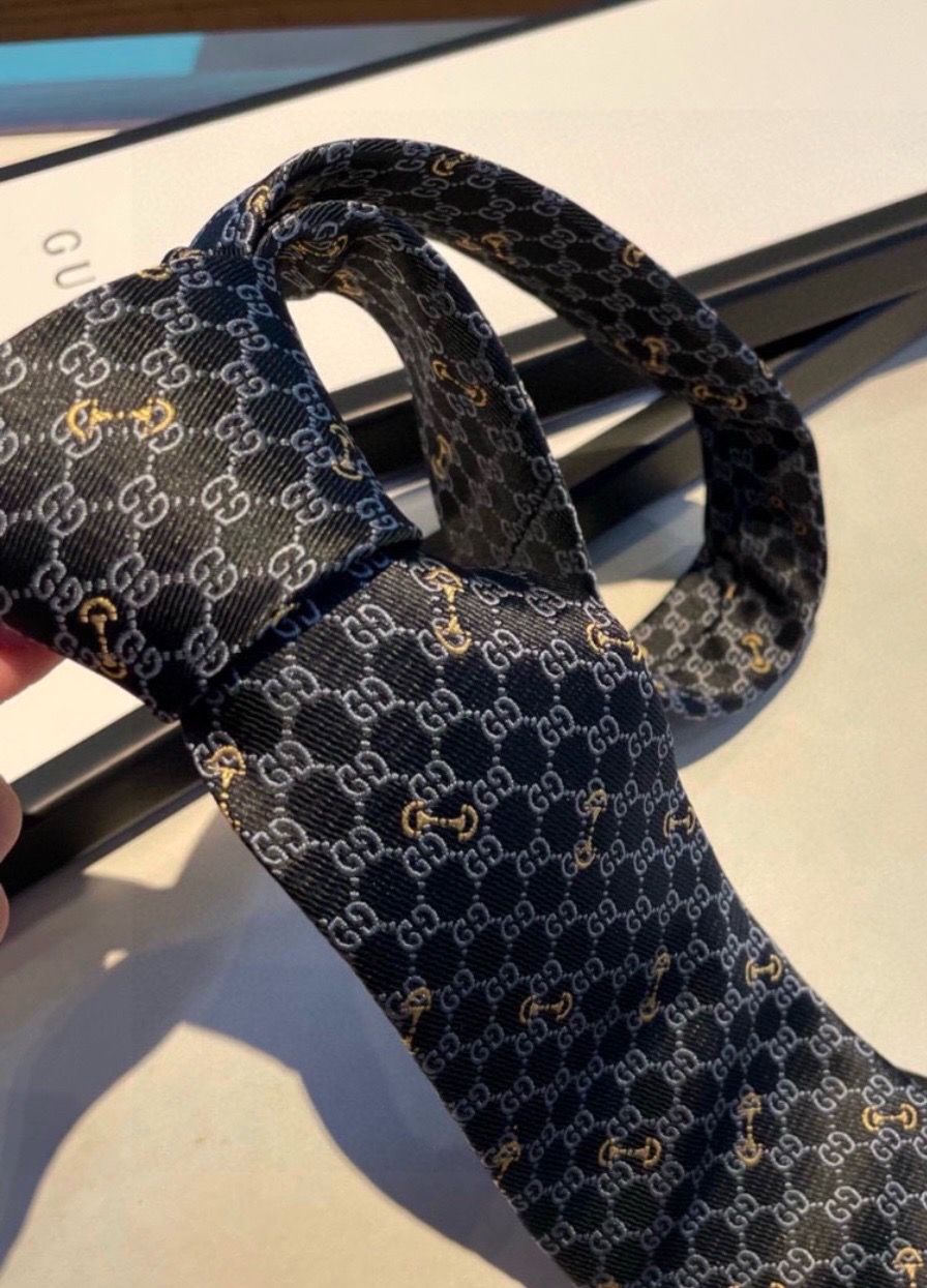 Gucci Jacquard Silk Designer Men's Tie Black Gold Logo Pattern Classic Luxury