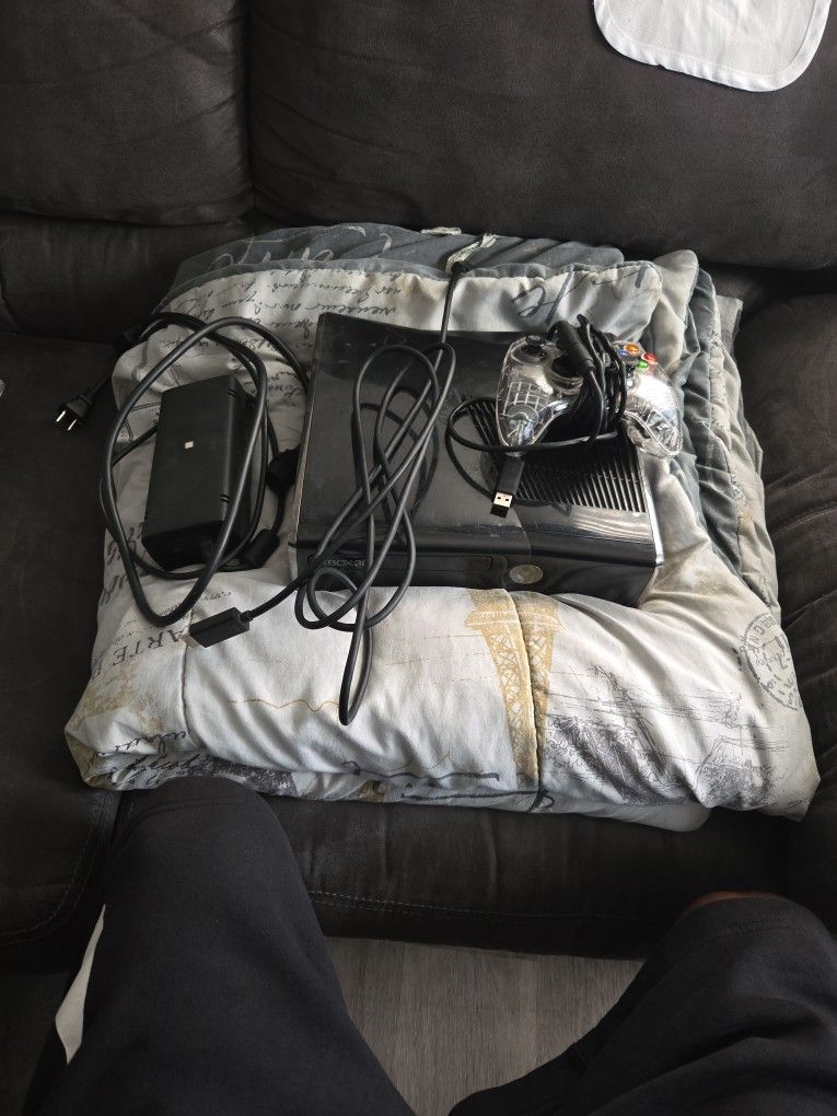 2010 XBOX 360 (S) Slim 250gb