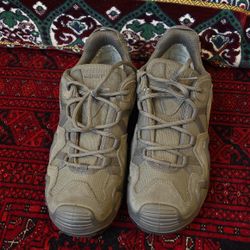Lowa/ 8.1/2 Shoe Size