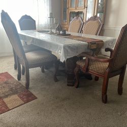 Full Size dining table Excellent Condition