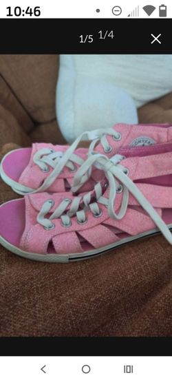 NEW----( WOMEN'S) ( SIZE 6 ) PINK ZIP CONVERSE