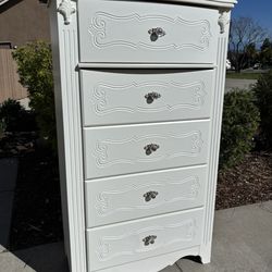 White 5 Drawer Dresser Chest of Drawers Furniture Excellent Condition